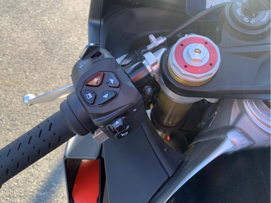 APRILIA RSV4 1100 1ERE MAIN