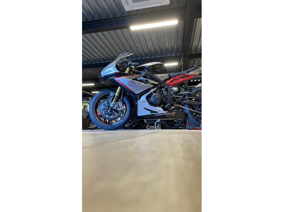 TRIUMPH DAYTONA  675 R