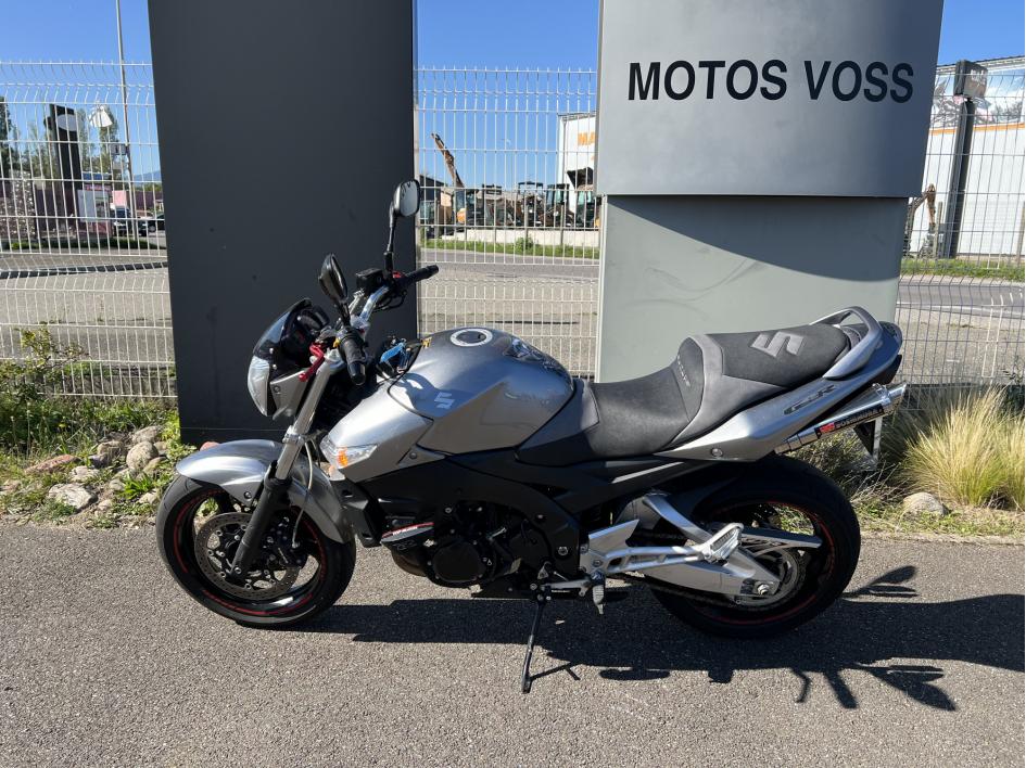 SUZUKI GSR 600