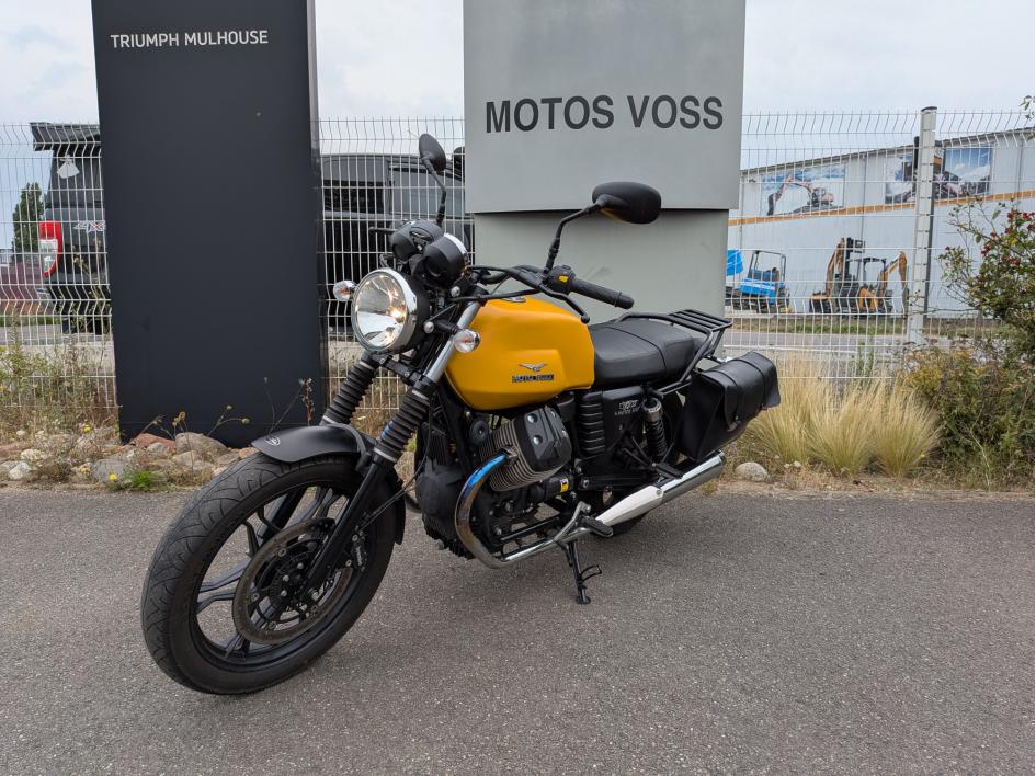 MOTO GUZZI V7 II STONE 1ERE MAIN